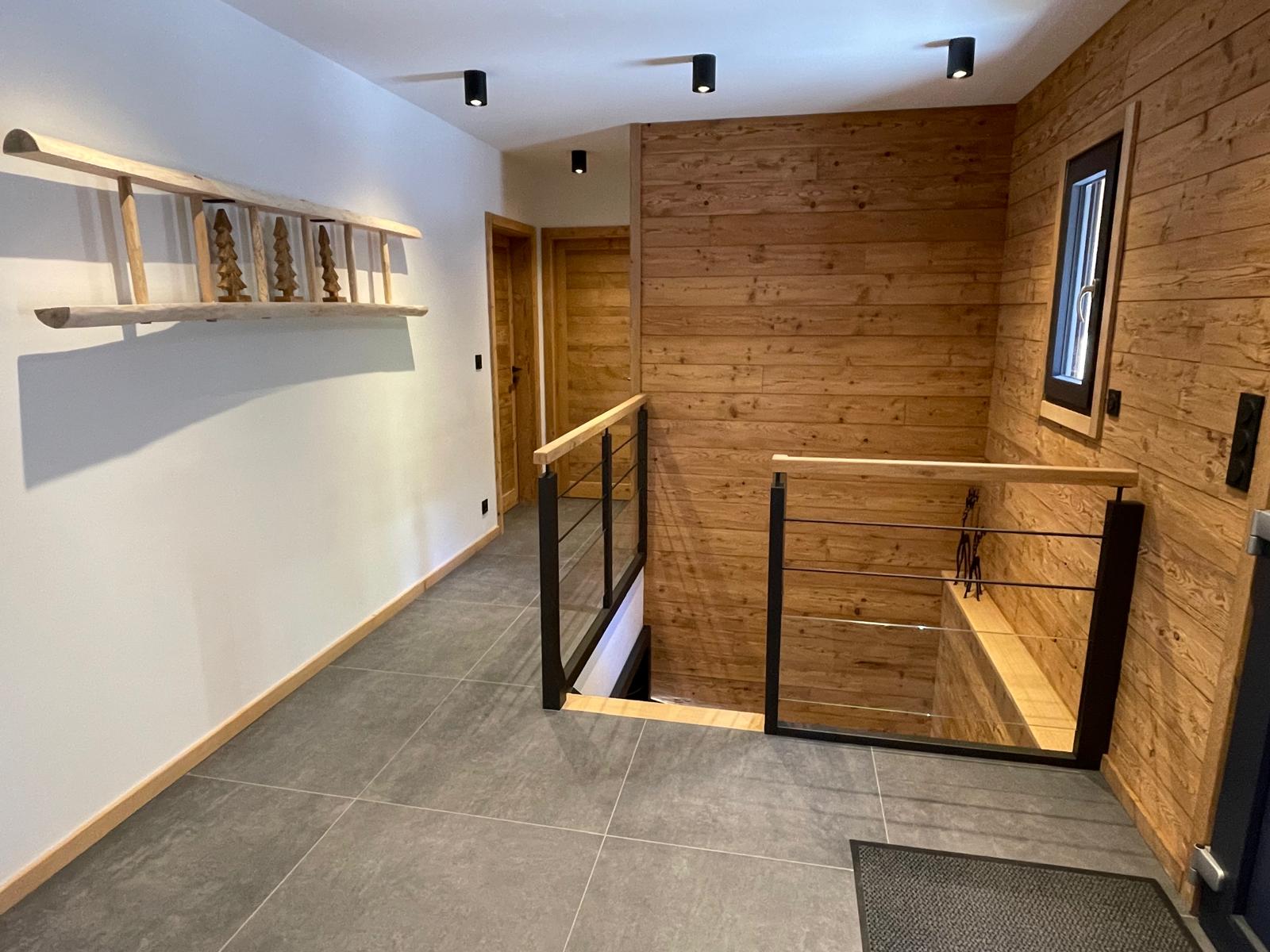 Hall et escalier à l’étage du chalet